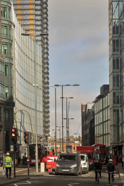 Αστική ανάπτυξη. Ένα street view της η αρχιτεκτονική εξέλιξη σε εξέλιξη κοντά σε σιδηροδρομικό σταθμό Liverpool Street, στην καρδιά της οικονομικής περιοχής του Λονδίνου — Φωτογραφία Αρχείου