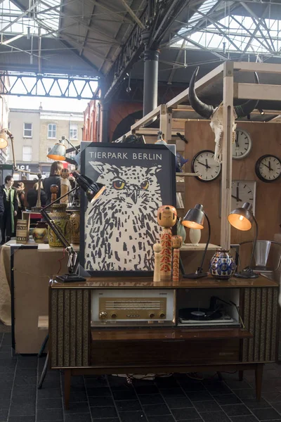 Shoppers au Spitalfields Antic Market Market est la quatrième attraction la plus populaire dans la ville attirant plus de 100 000 personnes chaque week-end . — Photo
