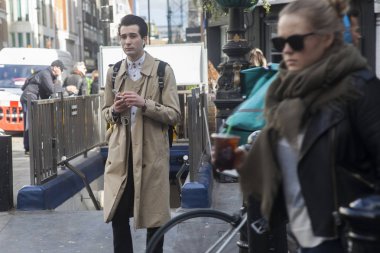 İnsanlar Carnaby Street boyunca yürüyüş.