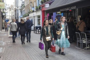 İnsanlar Carnaby Street boyunca yürüyüş.