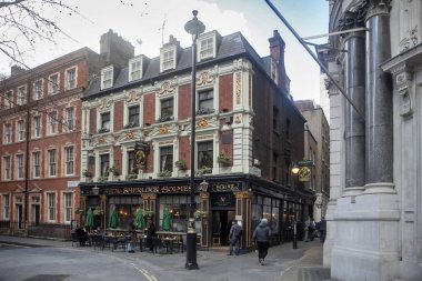 Londra'nın West End'indeki Sherlocks Holmes barı. Trafalgar Meydanı'na yakın popüler bir temalı pub