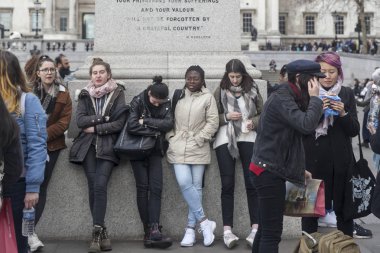 arkadaşlar Trafalgar Meydanı yakınlarında selfie çekmek