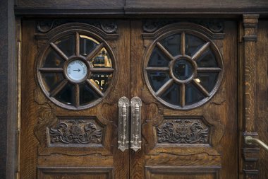 Yuvarlak pencereli antika vintage kapı