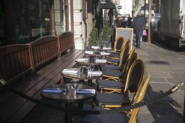 arka ışıkta masaları ile Açık kafe