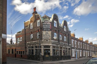 Tower Hamlets, Londra'da tarihi bir pub bina köşesi. Londra dünyanın en önemli kültürel, finans ve ticaret şehirlerinden biridir.