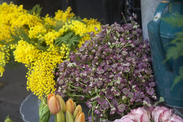 런던 리버티 매장에서 판매되는 미모사 꽃다발 — 스톡 사진