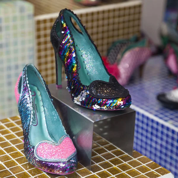 Funny blue shoes with ornaments in a shop window on Carnaby Stree — Stock Photo, Image