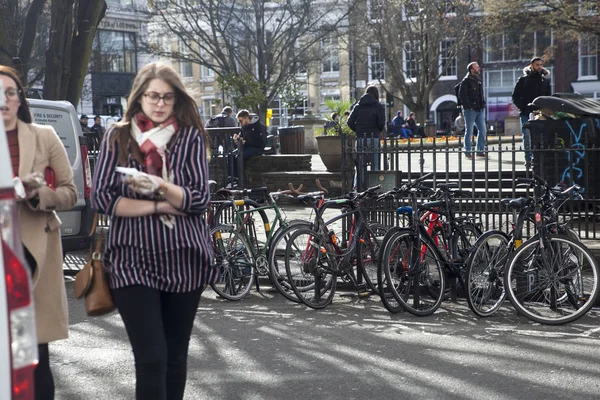 Soho arany tere. Az emberek esznek, hogy ebéd a parkban — Stock Fotó