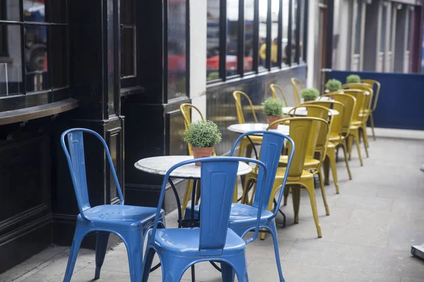 카나비 스트리트의 거리 카페에서 다양한 색상의 테이블 — 스톡 사진