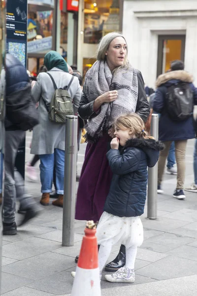 İnsanlar Carnaby Street boyunca yürüyüş. — Stok fotoğraf