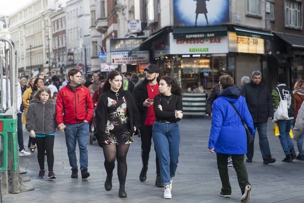 West End jelenet, ahol emberek tömege sétál — Stock Fotó