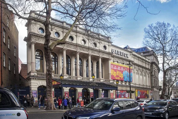 Die Fassade des Garrick Theaters. es befindet sich in charing cross road, in der stadt westminster, benannt nach dem bühnenschauspieler david garrick. gegründet 1889. — Stockfoto