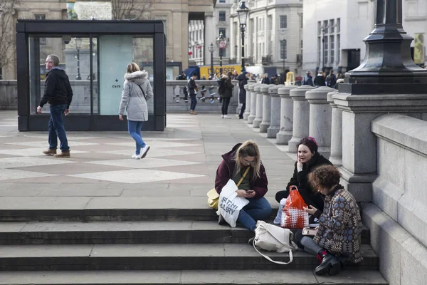 Lányok ebéd a lépcsőn, közel a Nemzeti Galéria Trafalgar Square — Stock Fotó