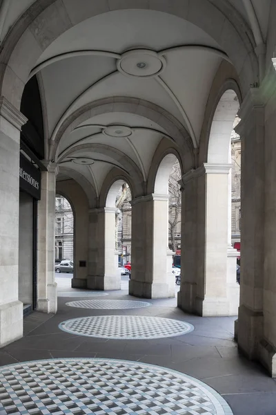 Schöner Bogen in einem Gebäude in der Nähe des Trafalgar Square — Stockfoto