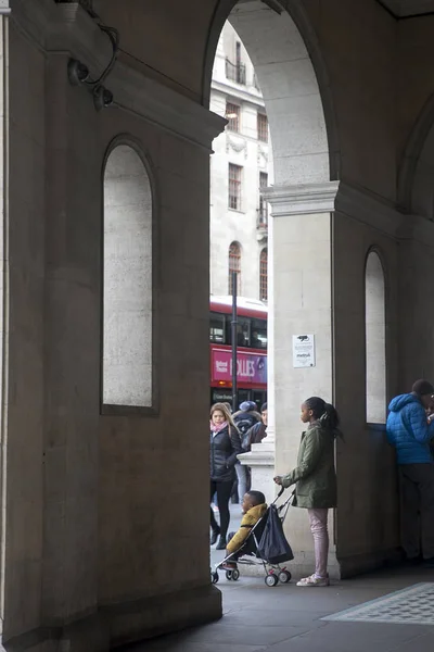 Gyönyörű ív egy épületben a Trafalgar tér közelében — Stock Fotó