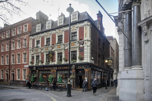 El pub Sherlocks Holmes en el West End de Londres. Un popular pub temático cerca de Trafalgar Square —  Fotos de Stock