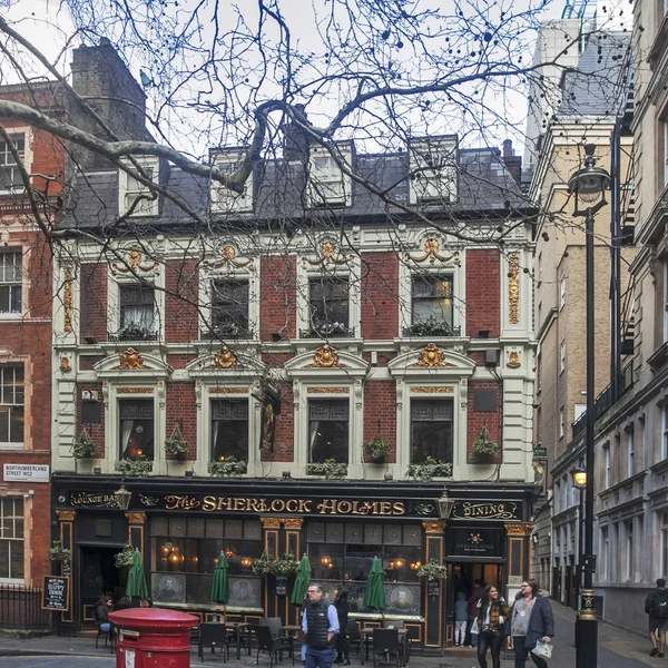 El pub Sherlocks Holmes en el West End de Londres. Un popular pub temático cerca de Trafalgar Square —  Fotos de Stock