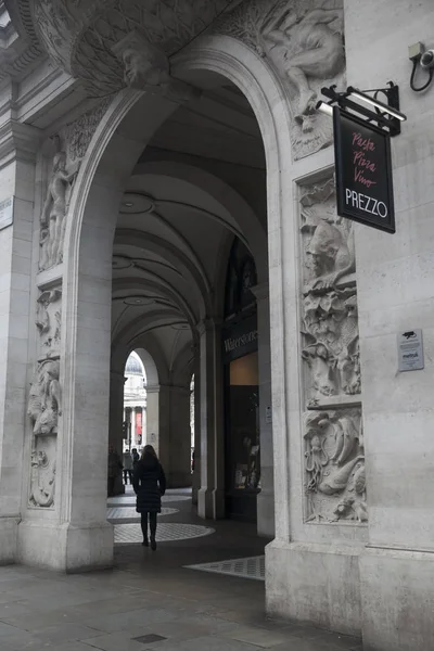 Schöner Bogen in einem Gebäude in der Nähe des Trafalgar Square — Stockfoto