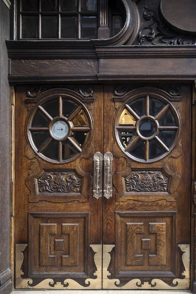 Zabytkowe zabytkowe drzwi z okrągłym oknem — Zdjęcie stockowe