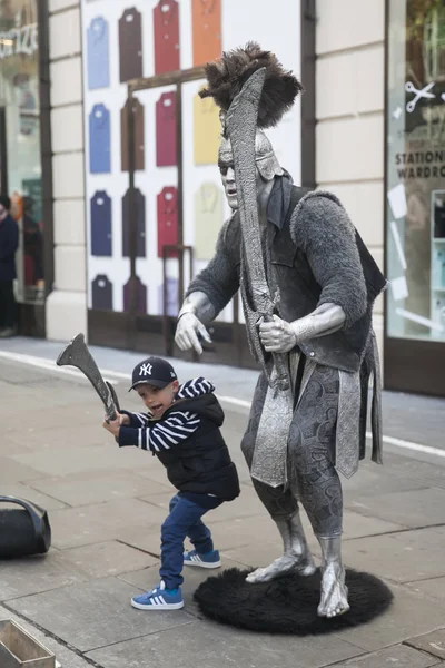 Gladyatör kostümlü sokak aktörü fotoğrafçılık için yoldan geçenlerle poz veriyor — Stok fotoğraf