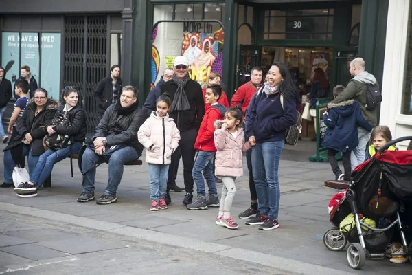 Az emberek a Covent Garden várnak előadások utcai színészek. — Stock Fotó