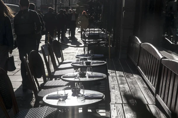 Café al aire libre con mesas en contraluz —  Fotos de Stock