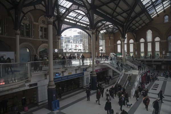 A Busy station concourse at London Liverpool Street station with a crowd of people runnen to catch their train. — Stock Photo, Image