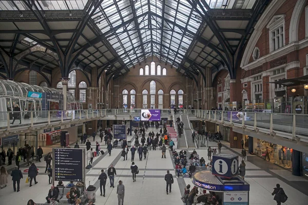 Eine belebte Bahnhofshalle an der londoner liverpool street station mit einer Menschenmenge, die zum Zug läuft. — Stockfoto