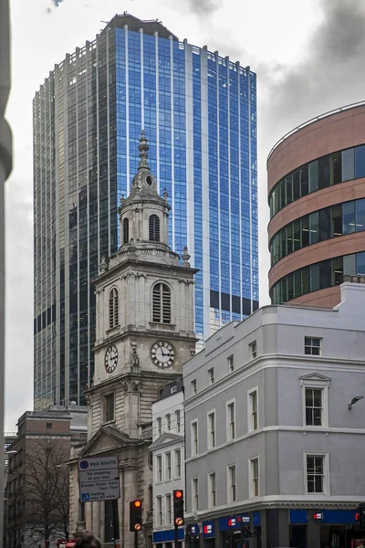 St botolph-without-bishopsgate, geschäftige Außenfassade vor modernen Büros London, vereinigtes Königreich, Architekt — Stockfoto