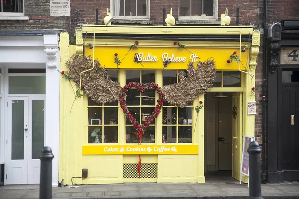 La fachada amarilla de la cafetería con las palabras "Mejor Créelo" " —  Fotos de Stock