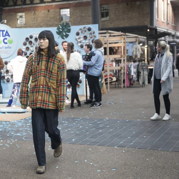 People walk along Liverpool Street. — Stock Photo, Image