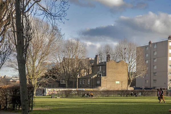 Pohled na park poblíž Bricklanu ve východním Londýně — Stock fotografie