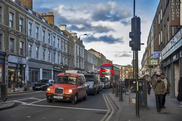 Rozvoj měst. A street view architektonického vývoje probíhá v blízkosti Liverpool Street Station v centru londýnské finanční čtvrti — Stock fotografie
