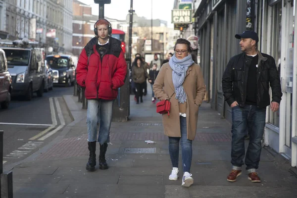 Şık giyimli erkek ve kadın güneşli bir günde Covent Garden yakınlarındaki yol çapraz — Stok fotoğraf