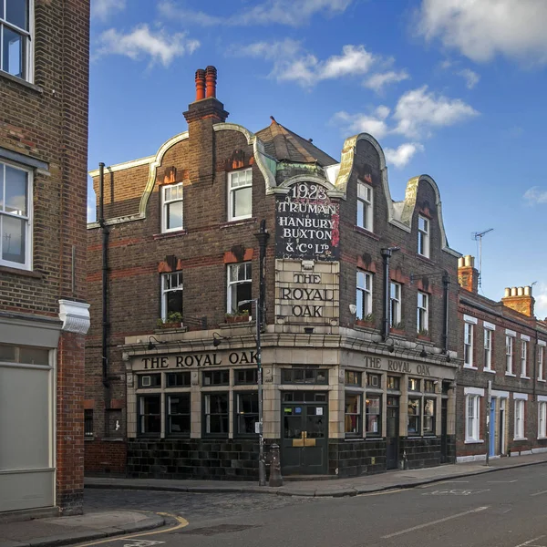 Bouw hoek van een historische pub in Tower Hamlets, Londen. Londen is een van de belangrijkste culturele, financiële en handelssteden van de wereld. — Stockfoto