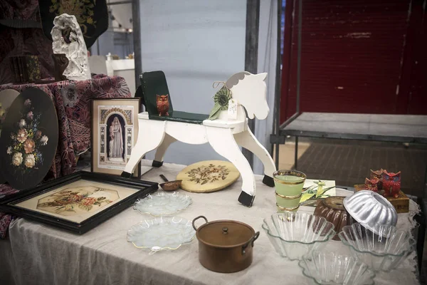 Caballo balancín y utensilios en un mercadillo de Londres —  Fotos de Stock