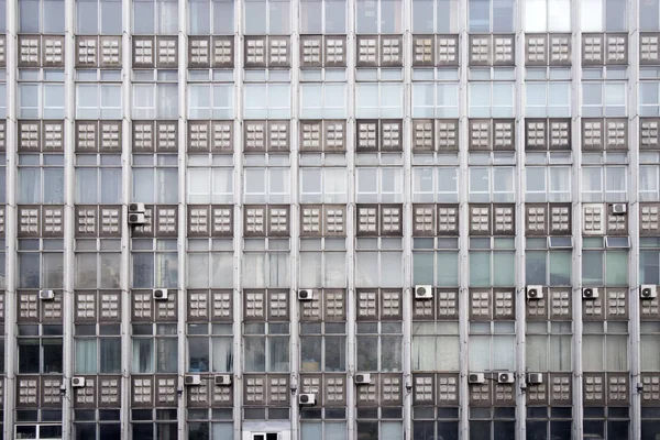 Офисные окна, стекло и бетон, конструктивизм — стоковое фото