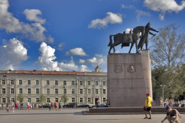 Büyük Dük Gediminas Anıtı. Vilnius ve Trakai'nin kurucusu olmasının yanı sıra, Gediminas aynı zamanda Litvanya'nın en ünlü hükümdarlarından biriydi.