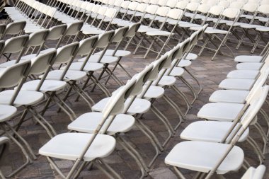 Sinema için dışında beyaz sandalye cephe sırası