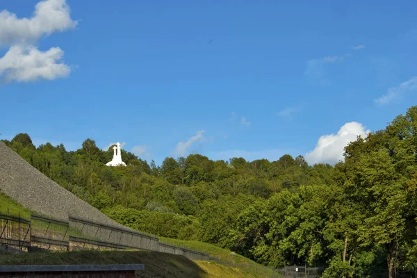 O monumento Three Crosses com vista para a Cidade Velha de Vilnius ao pôr-do-sol. Paisagem de Vilnius da Colina de Três Cruzes, localizada no Parque Kalnai . — Fotografia de Stock