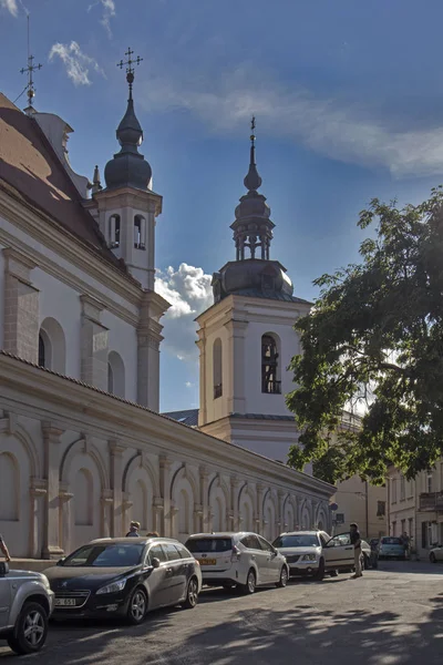 Wileńskie Stare Miasto, widok na ulicę z widokiem na Kościół św Michała (SV. Mykolo Baznycia) — Zdjęcie stockowe