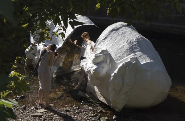 Παλιά πόλη Βίλνιους. Τα κορίτσια φωτογραφίζουν ένα τεράστιο κεφάλι καθρέφτη στο ποτάμι — Φωτογραφία Αρχείου