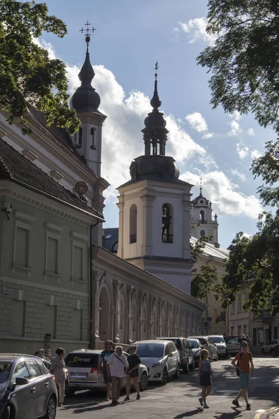 Vilnius-oude binnenstad, uitzicht op de straat met uitzicht op de Sint-Michielskerk (SV. Mykolo Baznycia) — Stockfoto
