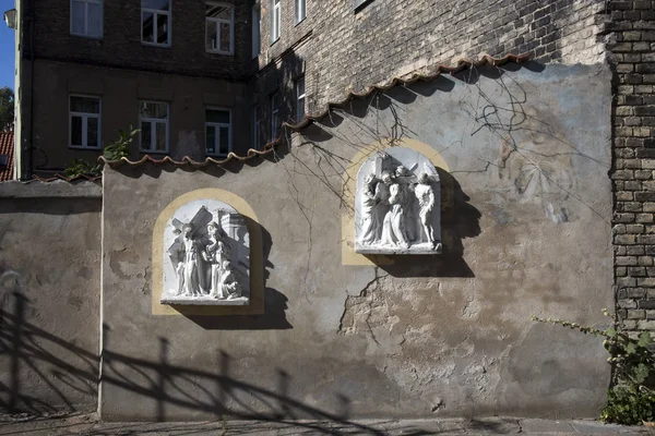 Vilnius Old Town, Bas-reliefs from biblical scenes in the courtyard of the church — Stock Photo, Image