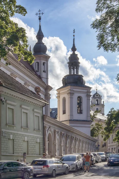 Vilnius-oude binnenstad, uitzicht op de straat met uitzicht op de Sint-Michielskerk (SV. Mykolo Baznycia) — Stockfoto
