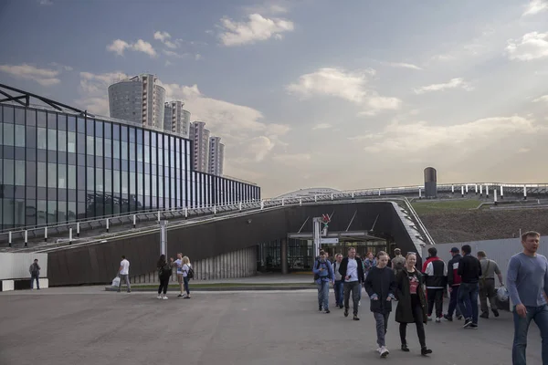 Wejście do nowego metra CSKA. Ludzie chodzą do popularnego centrum biznesowego Aviapark — Zdjęcie stockowe