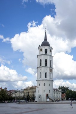 Vilnius'taki Katedral Meydanı, neo-klasik Vilnius Katedrali'nin hemen önünde, Vilnius Eski Kent'in ana meydanıdır..