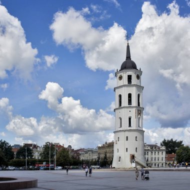 Vilnius'taki Katedral Meydanı, neo-klasik Vilnius Katedrali'nin hemen önünde, Vilnius Eski Kent'in ana meydanıdır..