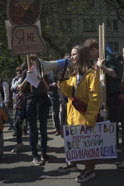 Участники марша держат таблички "Эта планета для всех существ" и "Веган, потому что я уважаю чью-то жизнь" ." — стоковое фото