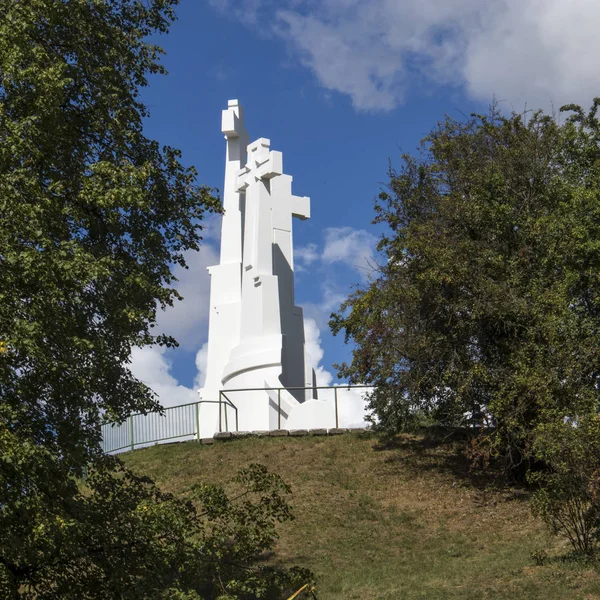 Pomnik Trzech Krzyży z widokiem na Wileńską Starówkę na zachód słońca. Wilno krajobraz ze wzgórza trzech krzyży, znajduje się w Kalnai Park. — Zdjęcie stockowe
